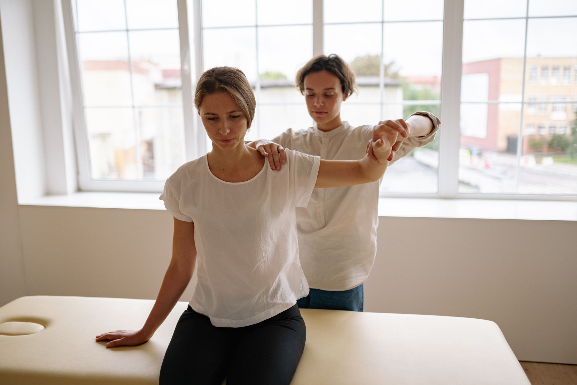 Sala de una clínica de fisioterapia con camillas y material de rehabilitación