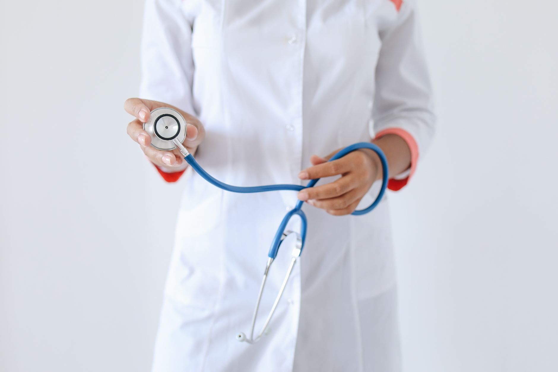 Médico privado con estetoscopio en consulta