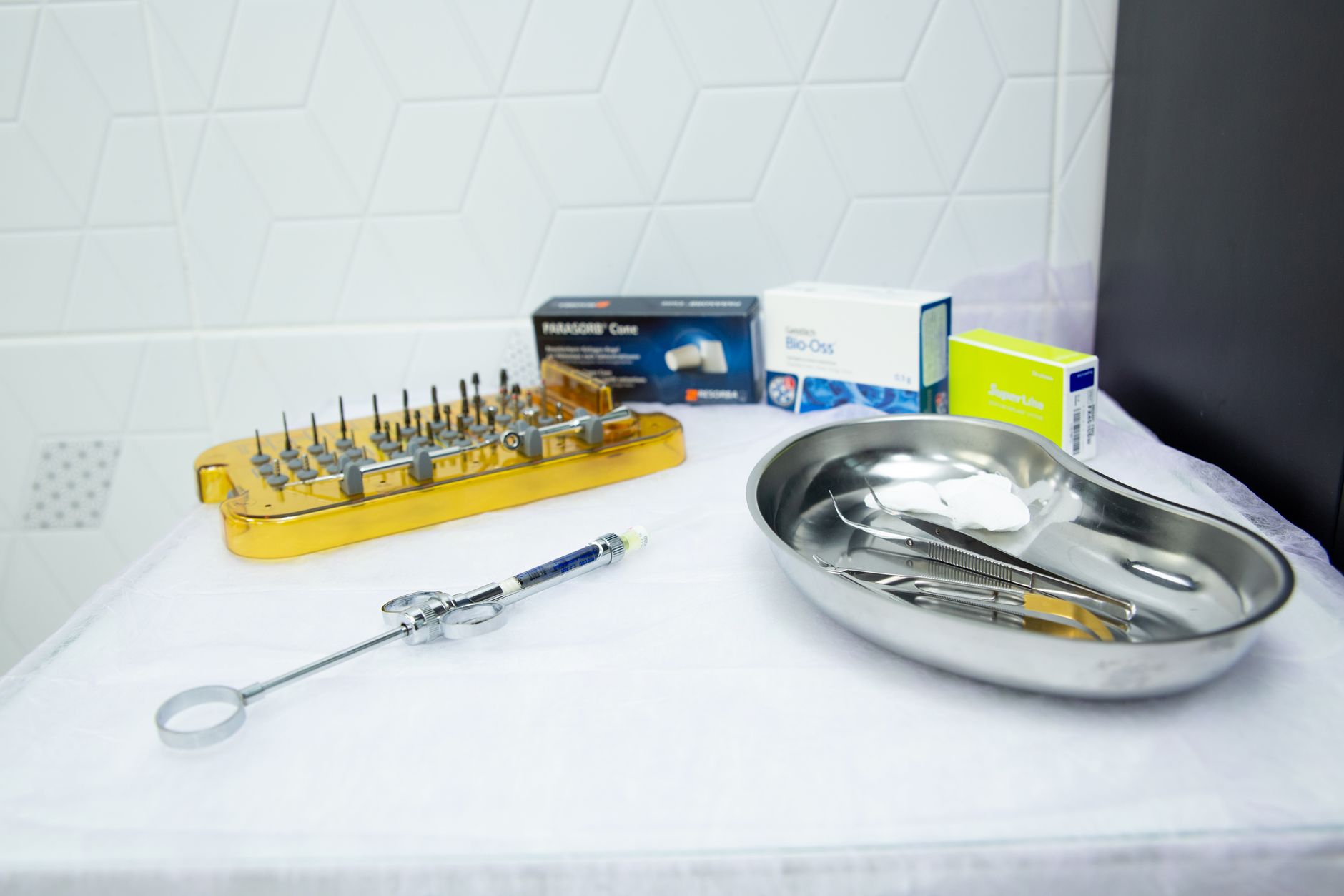 Instrumental dental esterilizado preparado en bandeja antes de una consulta