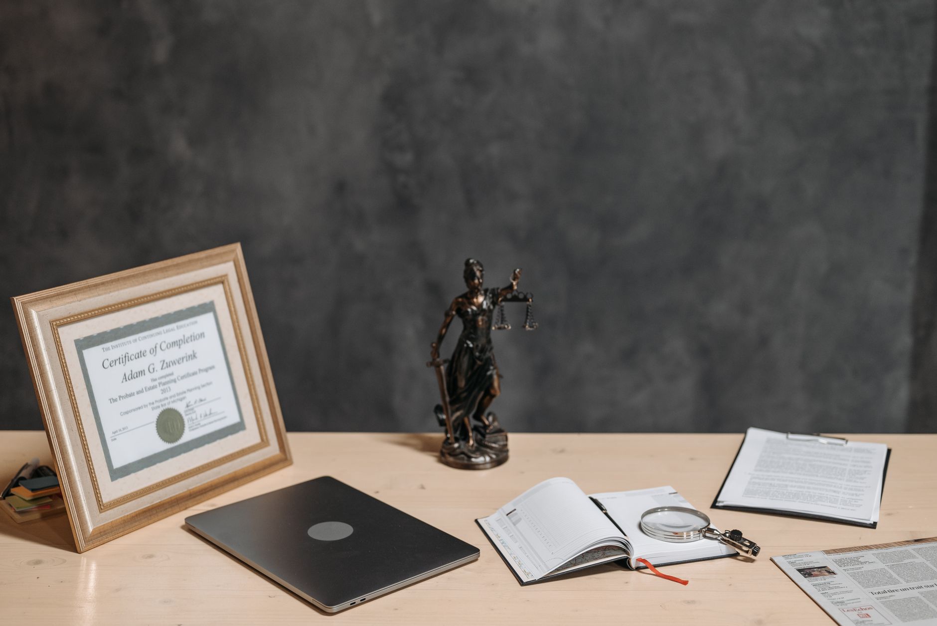 Mesa de despacho con diploma y documentos de titulación profesional sanitaria