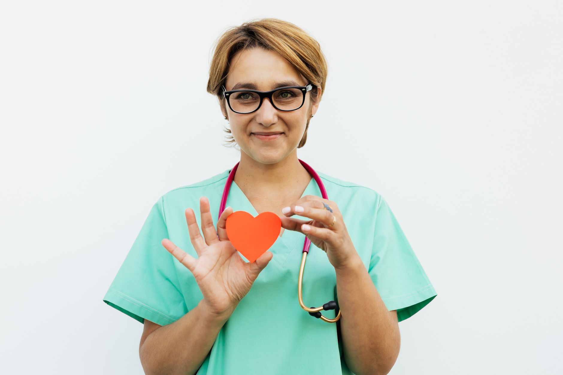 Médico cardiológo revisando resultados de tensión arterial y electrocardiograma