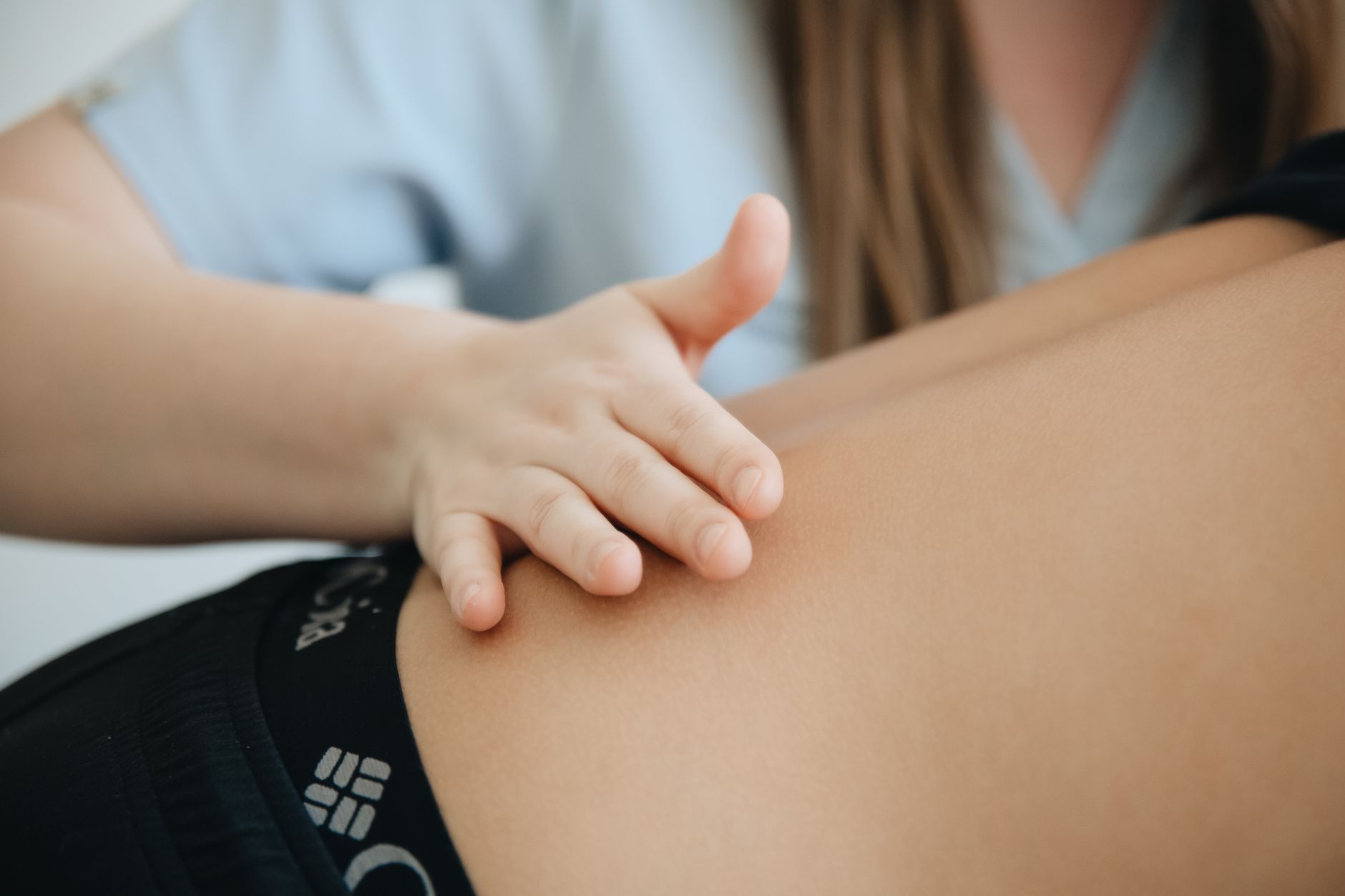 Fisioterapeuta realizando terapia manual en Zaragoza