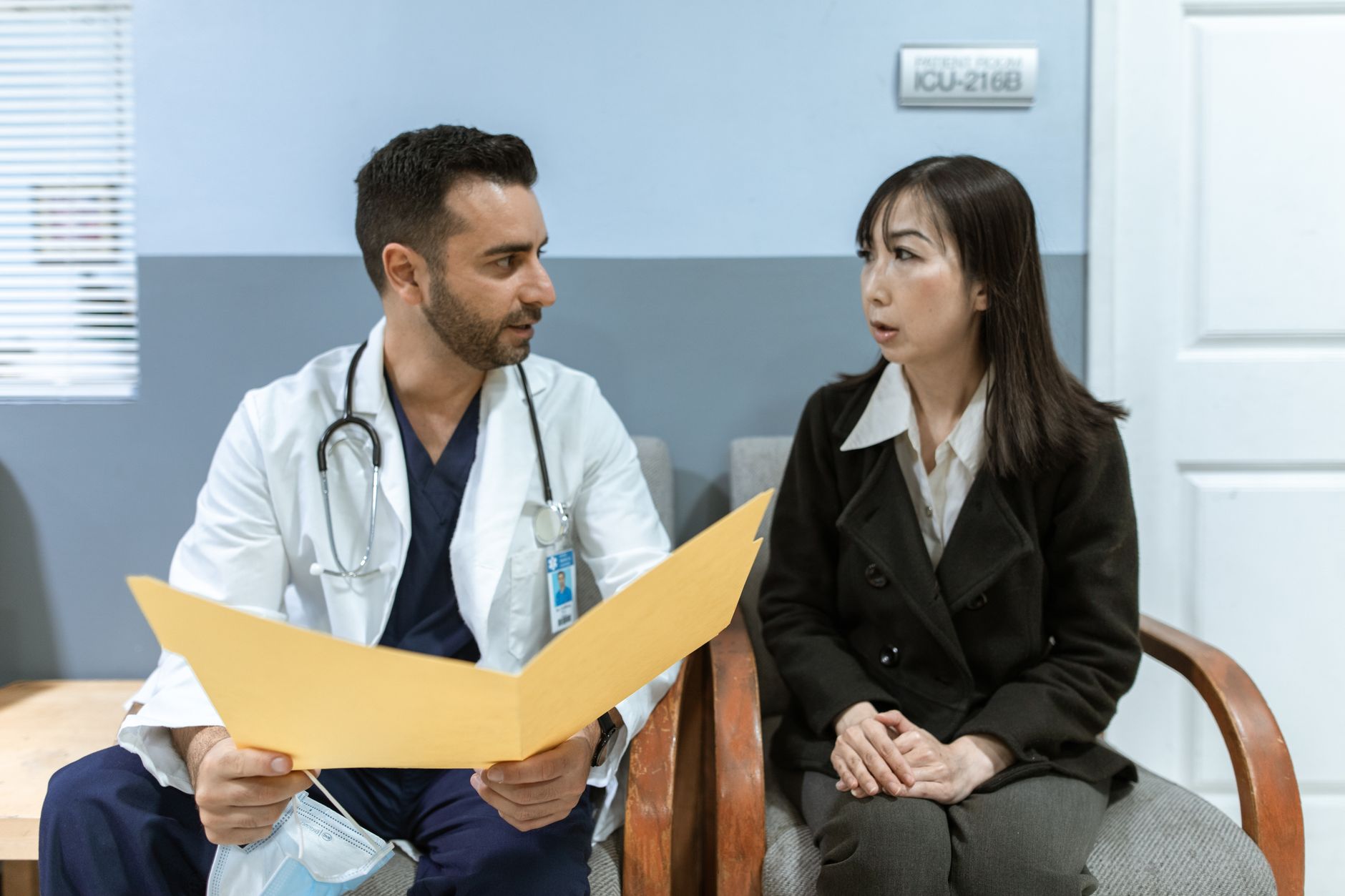Médico dermatólogo atendiendo a un paciente en consulta