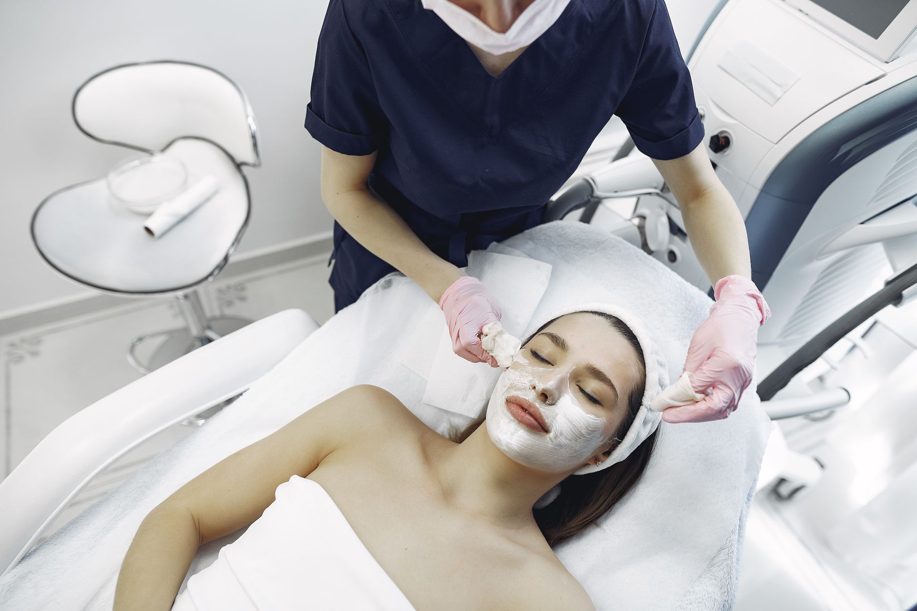 Revisión dermatológica de la piel en consulta médica