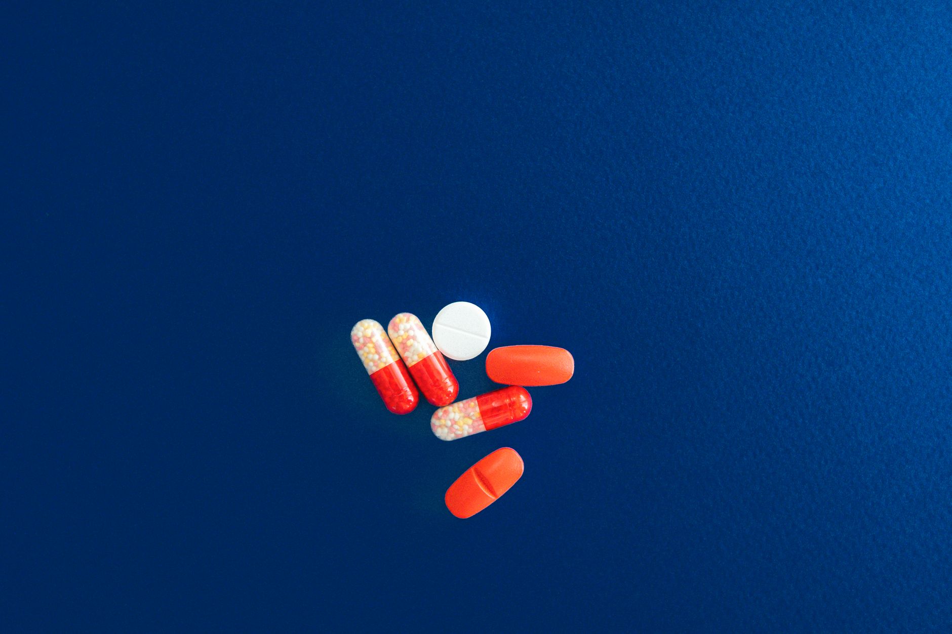 Medicamentos y productos de parafarmacia en farmacia cerca de Plaza Moyua, Bilbao