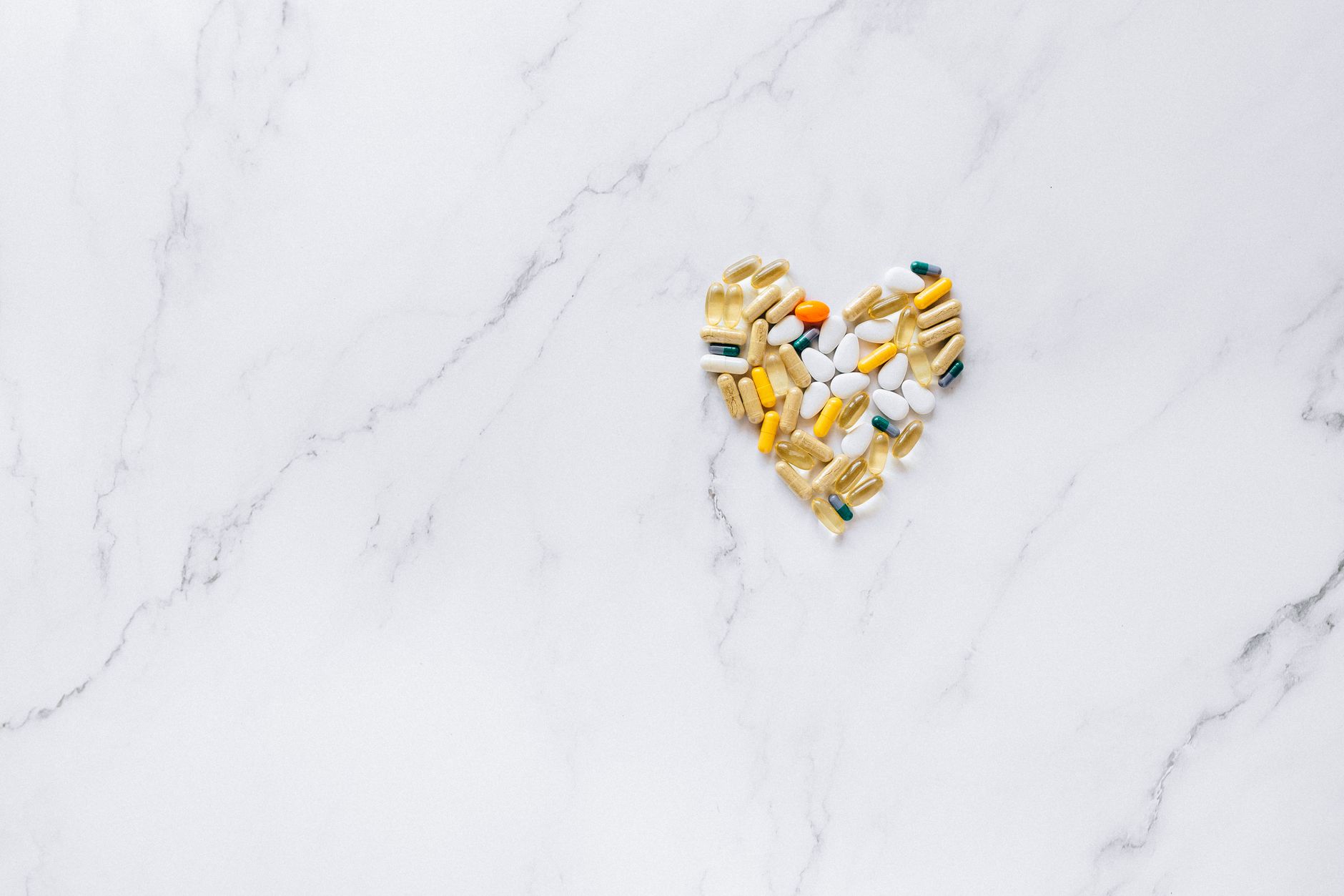 Productos de parafarmacia y medicamentos ordenados en estantería