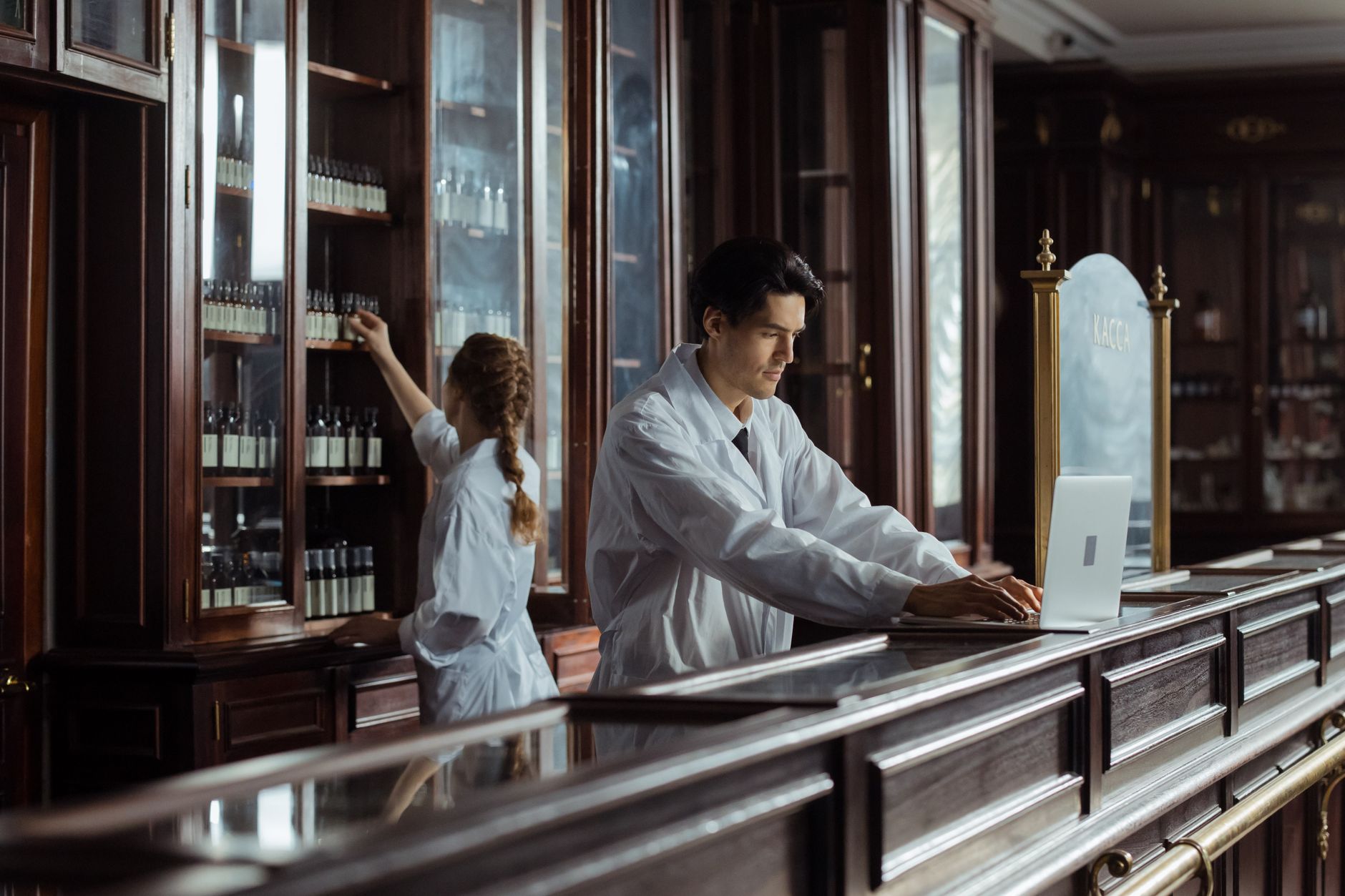Farmacia en el barrio de Atxuri, Bilbao — estanterías de parafarmacia
