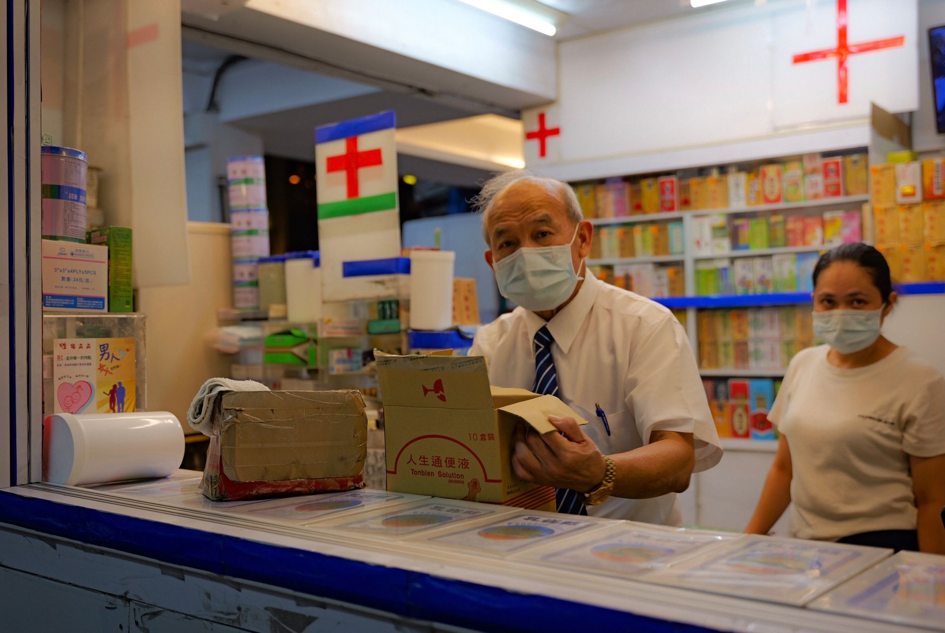 Farmacéutico atendiendo a un cliente en el mostrador