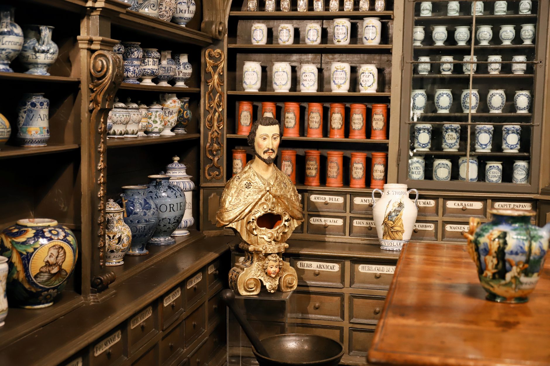Interior de farmacia con estanterías de medicamentos, similar a la farmacia Arantza Madariaga Pérez en Bilbao