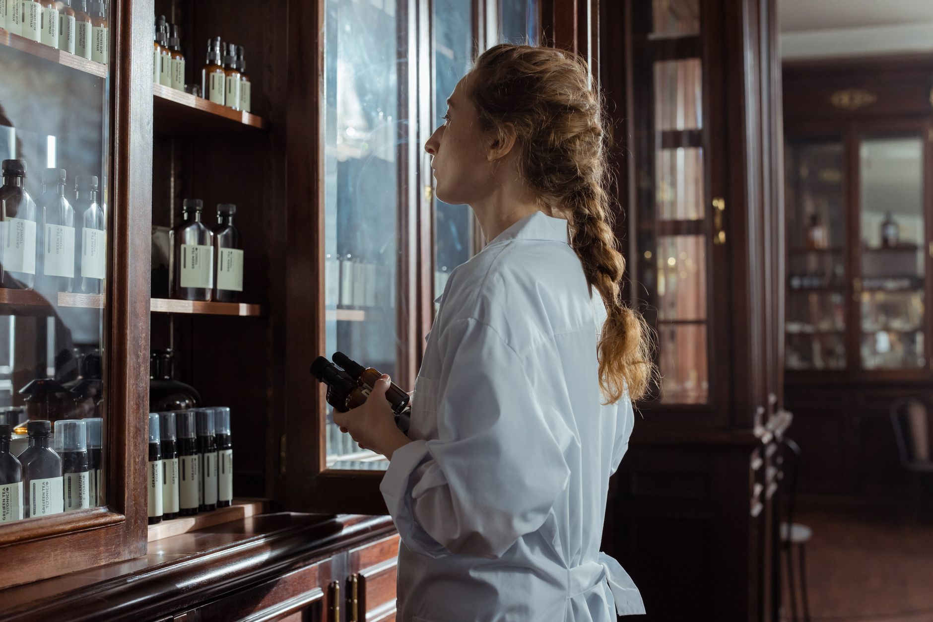 Interior de farmacia con estanterías de medicamentos, similar a la Farmacia Armando Beitia Beascoa en Bilbao