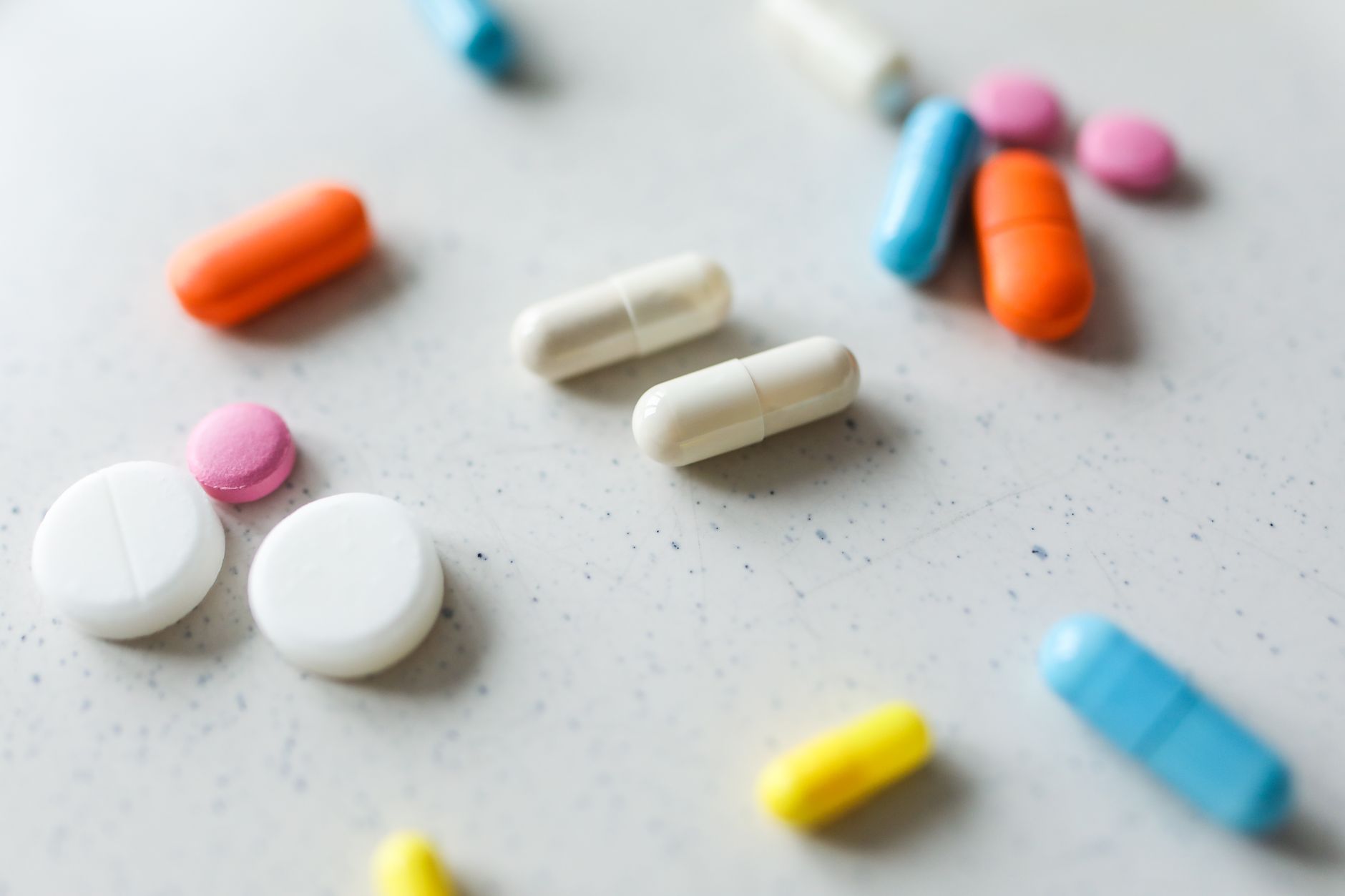 Productos de parafarmacia y medicamentos en estantería de farmacia