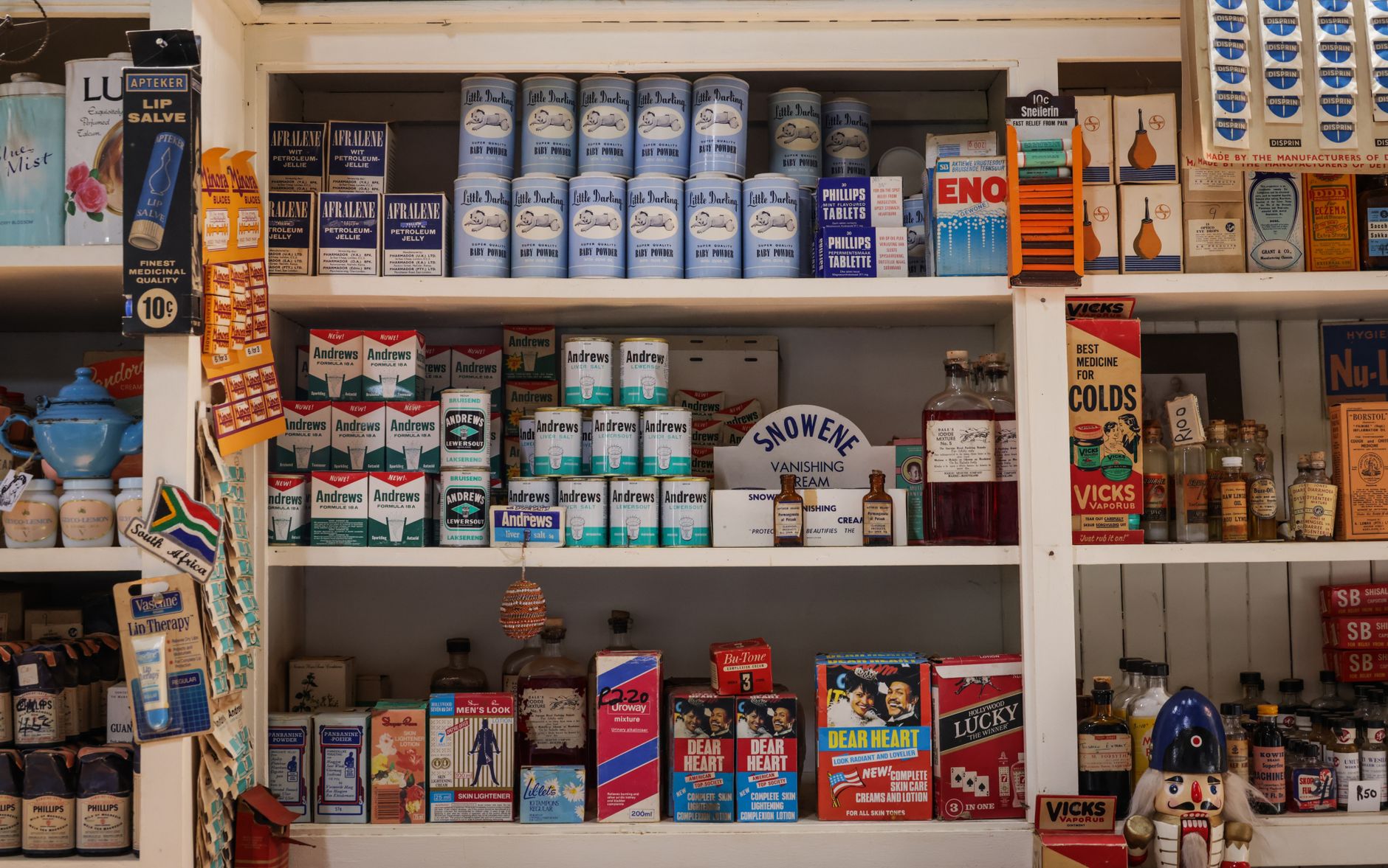 Productos de dermocosmética y parafarmacia en estantería de farmacia