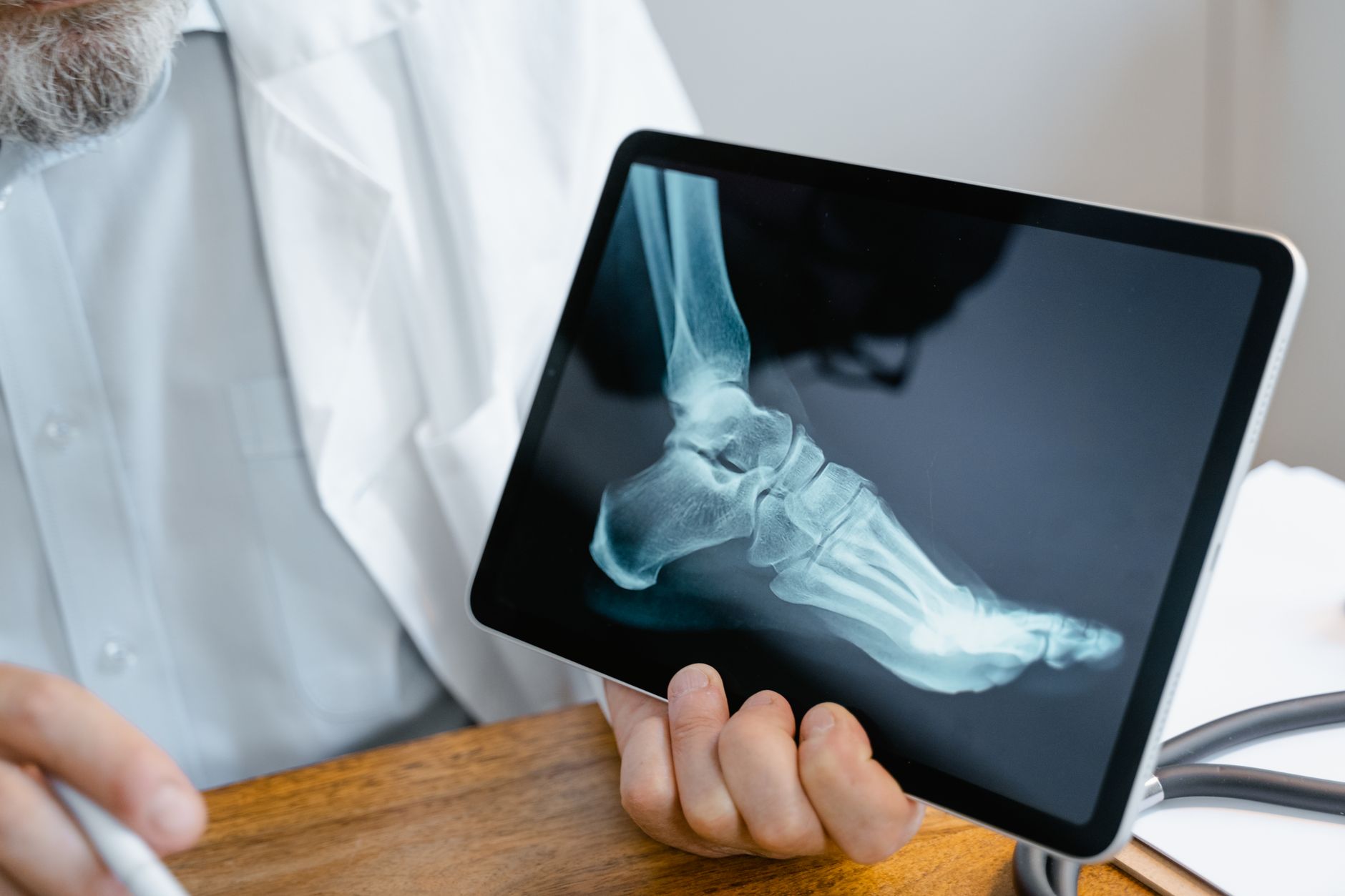 Consulta de traumatología en clínica especializada en columna