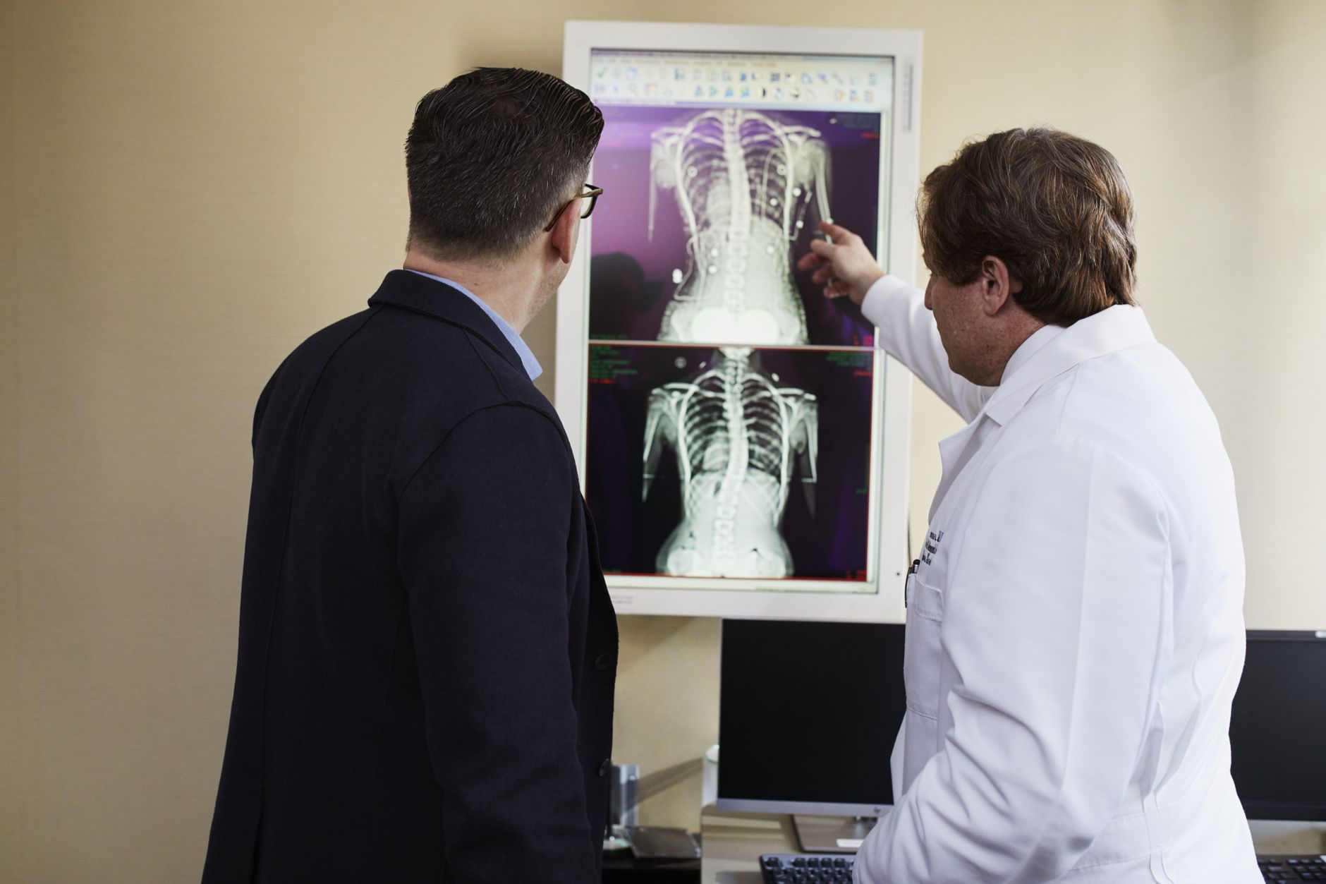 Médico revisando una radiografía de columna vertebral