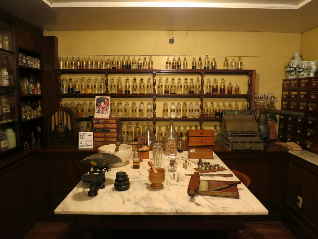 Interior de farmacia con estanterías de medicamentos en Bilbao