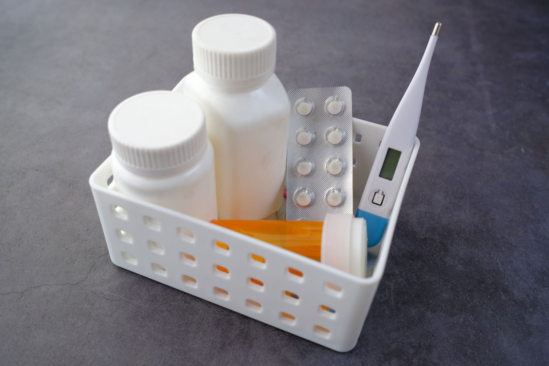 Estantería de medicamentos y parafarmacia en una farmacia española