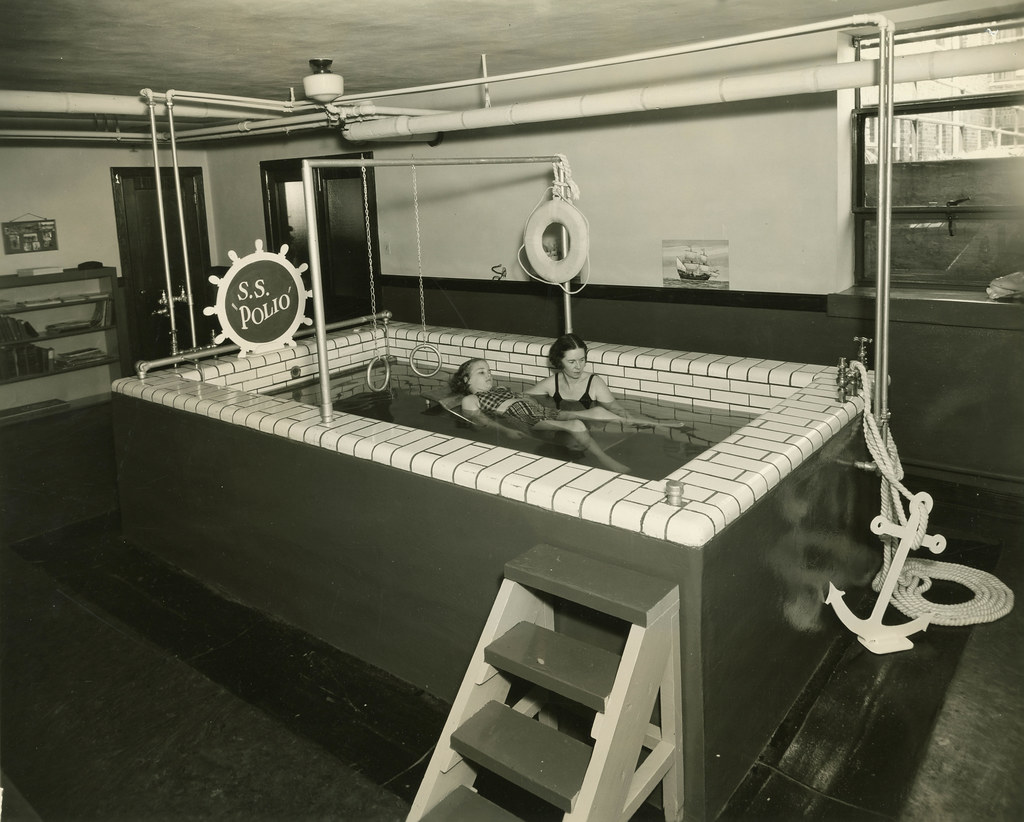 Sala de tratamiento de fisioterapia con equipamiento especializado