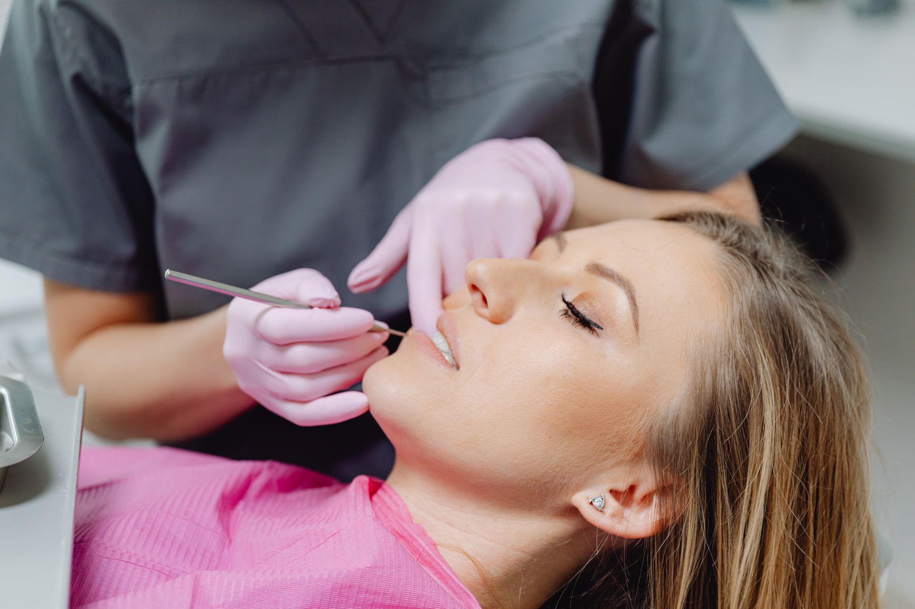 Dentista en consulta con paciente