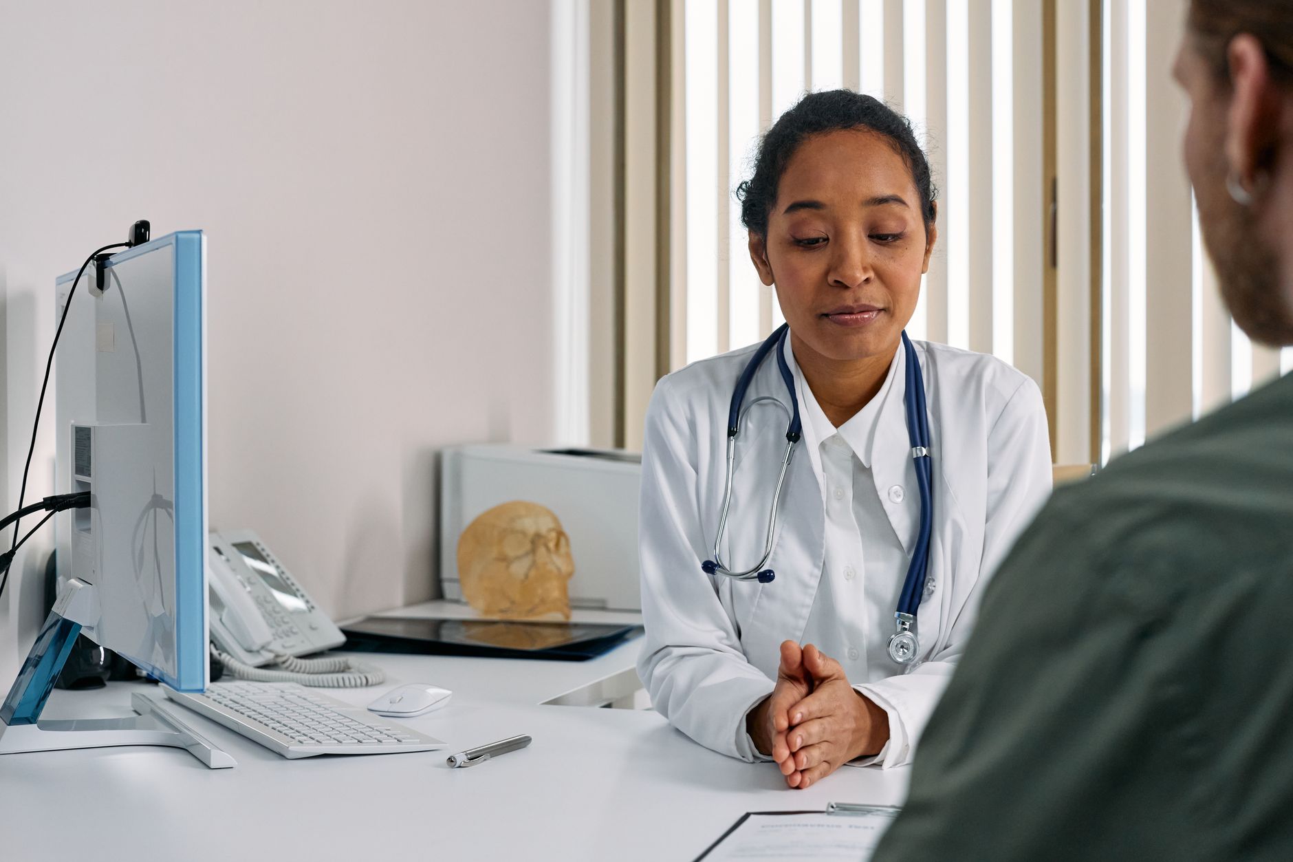 Consultorio medico con profesional sanitario