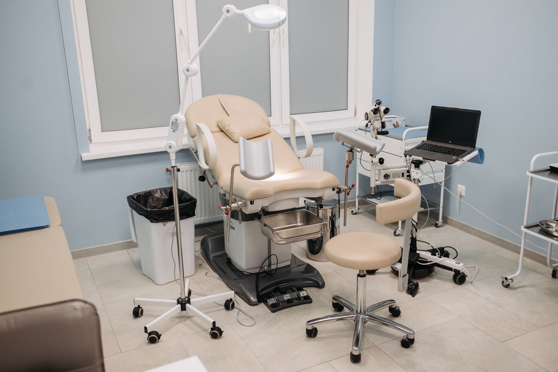 Sala de espera y recepcion de clinica