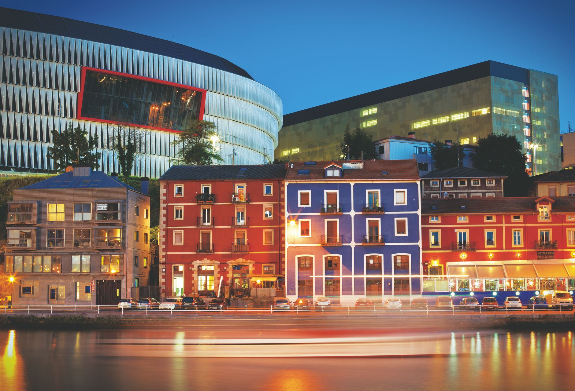 Vista del casco viejo de Bilbao junto a la ría