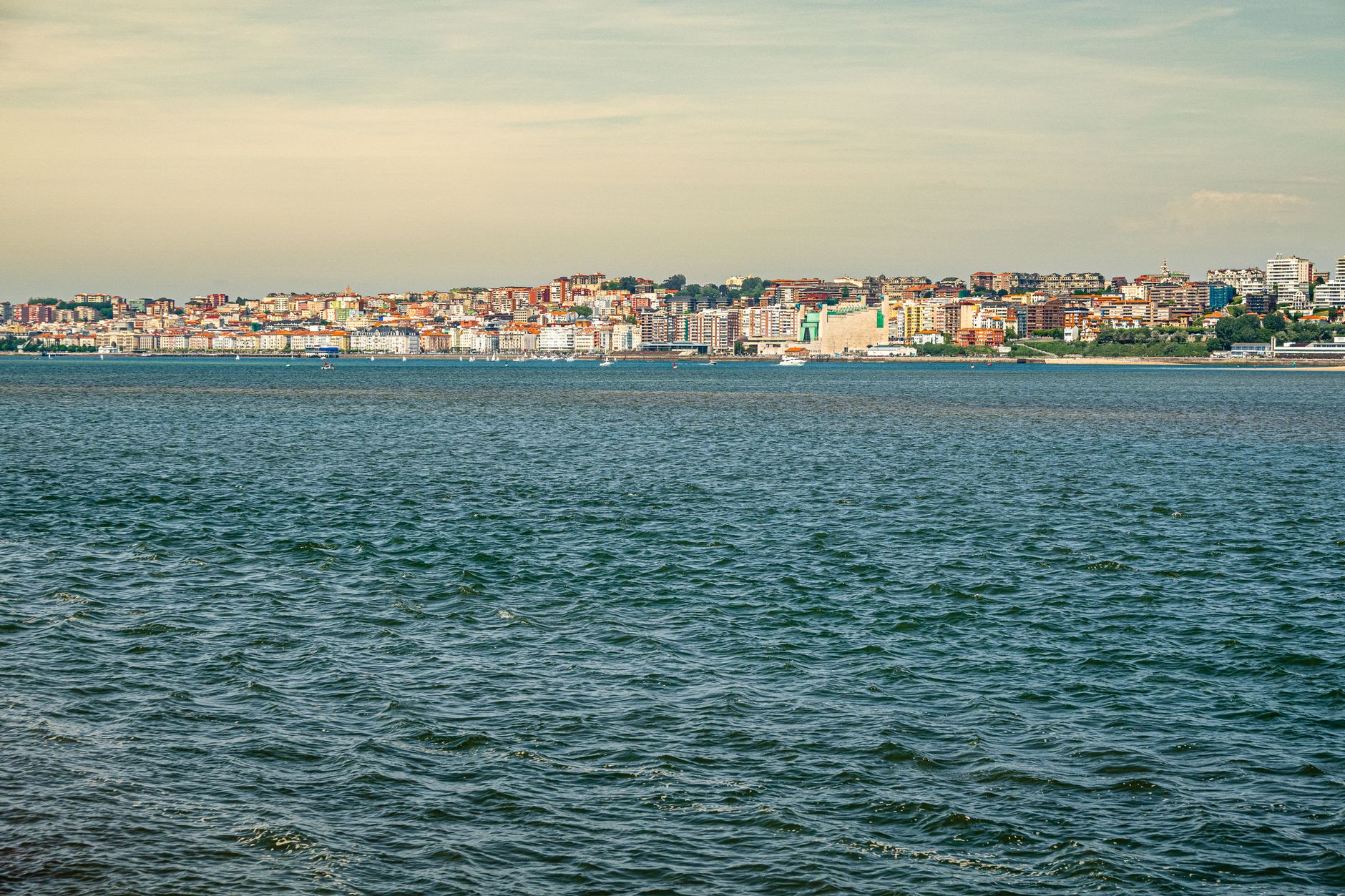 Vista de Cimavilla y el puerto de Gijón/Xixón