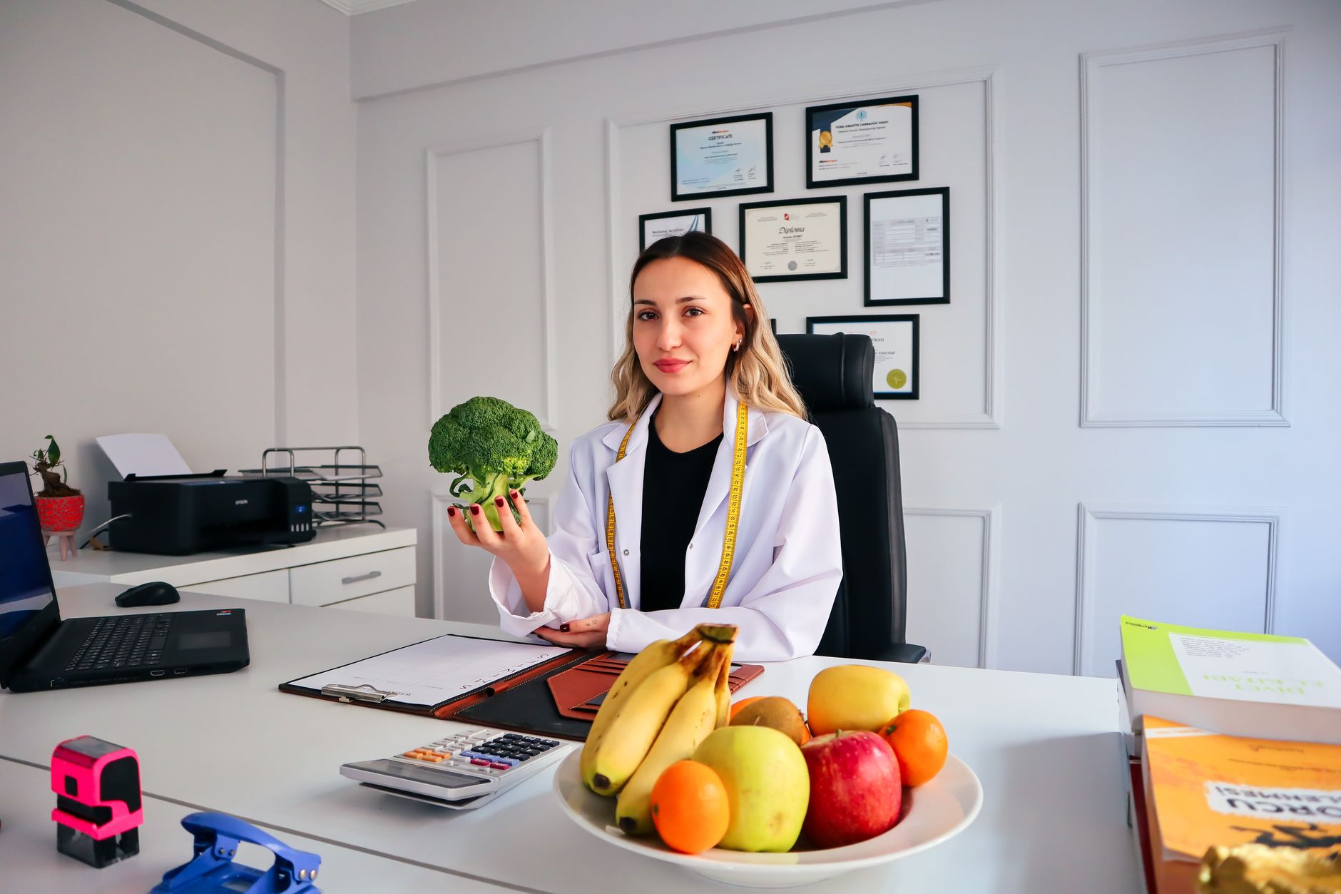 Consulta de dietista-nutricionista, profesional con cliente revisando plan alimenticio