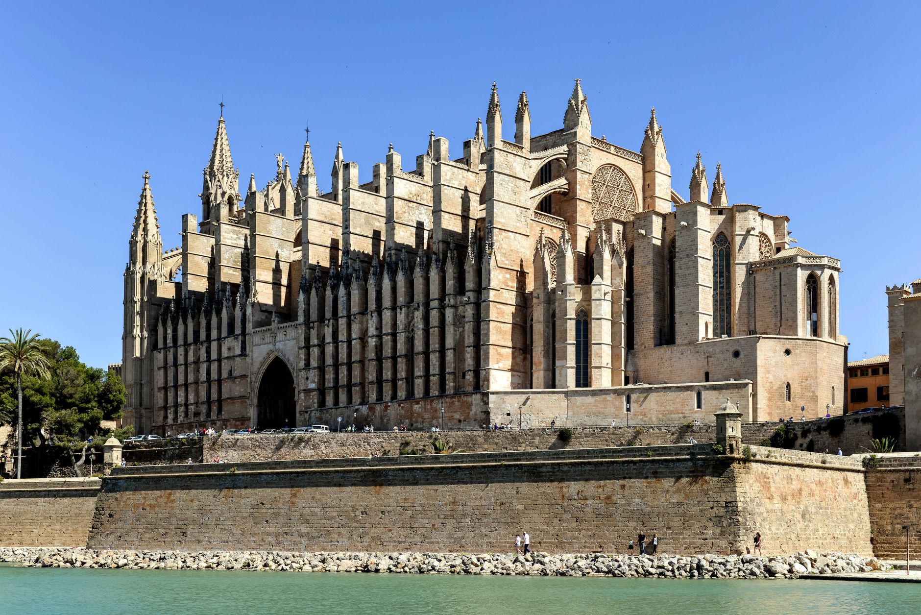 Vista de la Catedral de Palma de Mallorca y el paseo marítimo