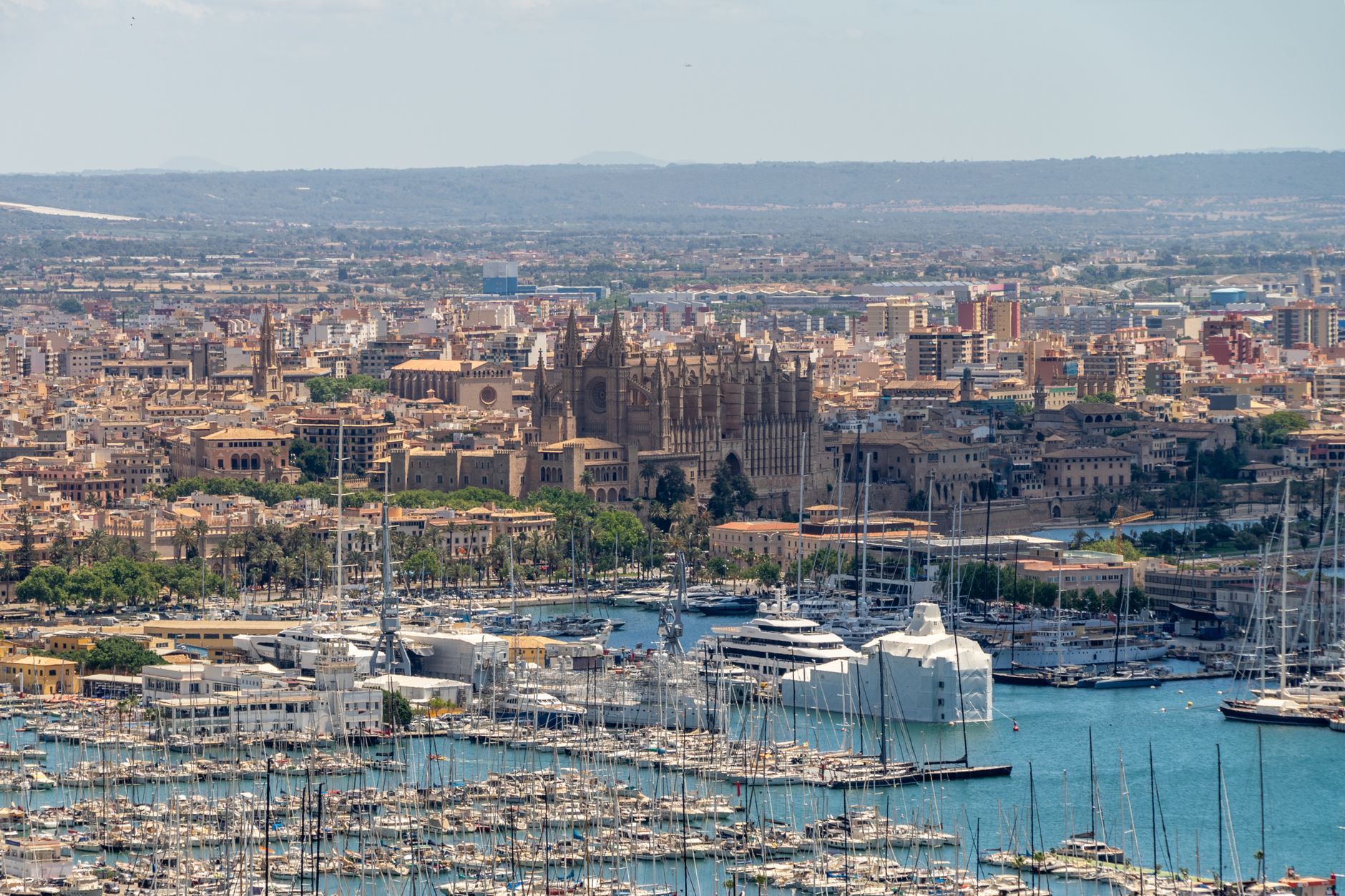 Skyline de Palma de Mallorca con la catedral y el paseo marítimo