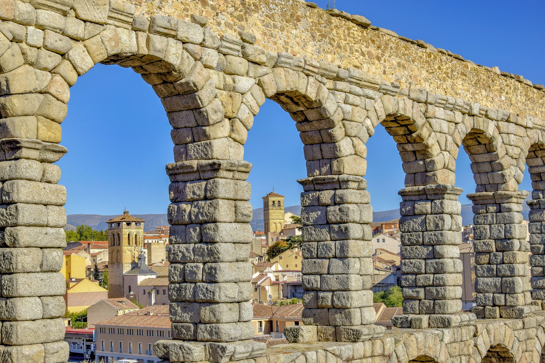 Vista de Segovia con el Acueducto Romano, ciudad con servicios de salud privados