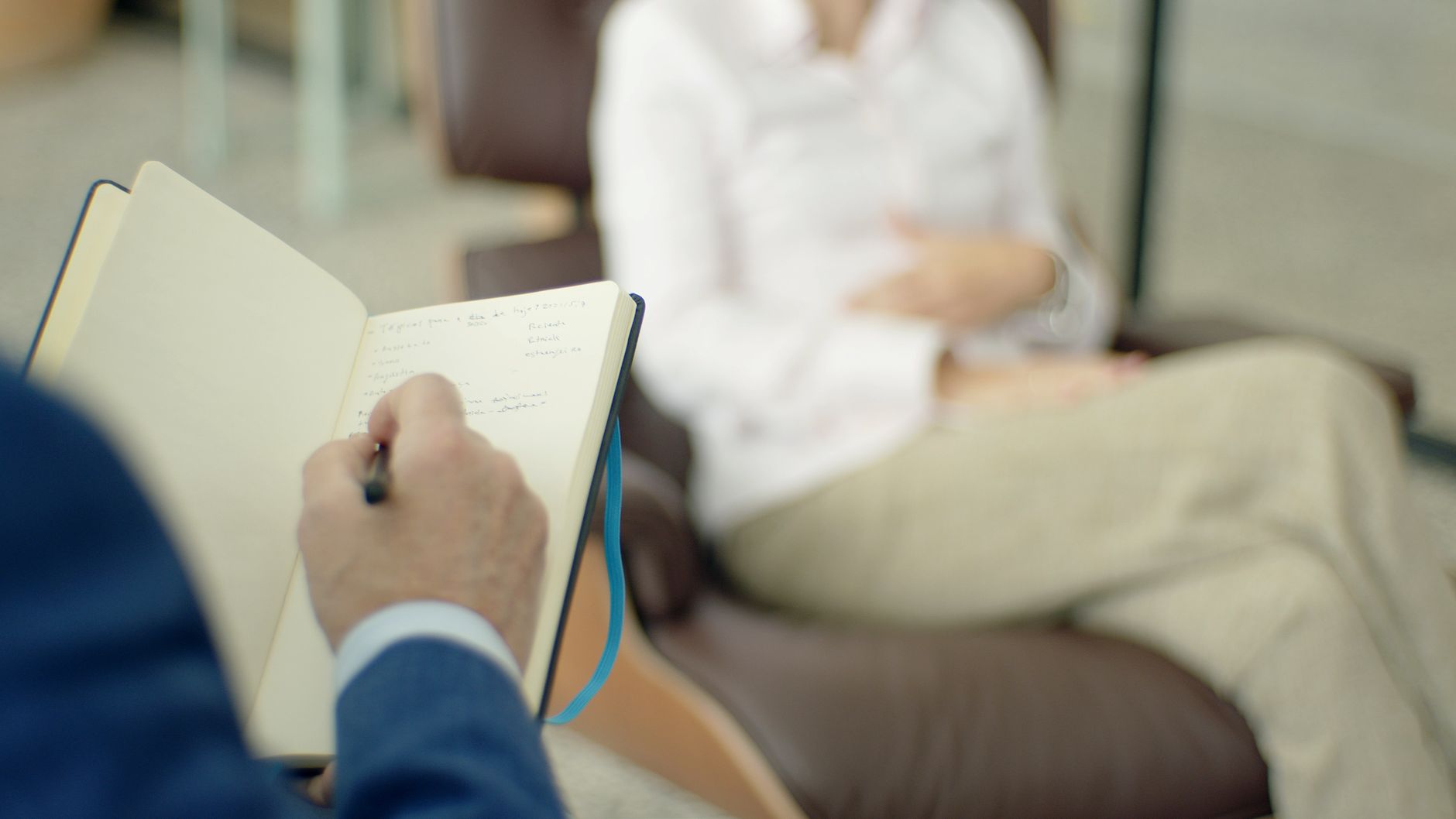 Consulta de psicologia: terapeuta y paciente en sesion individual en Valencia