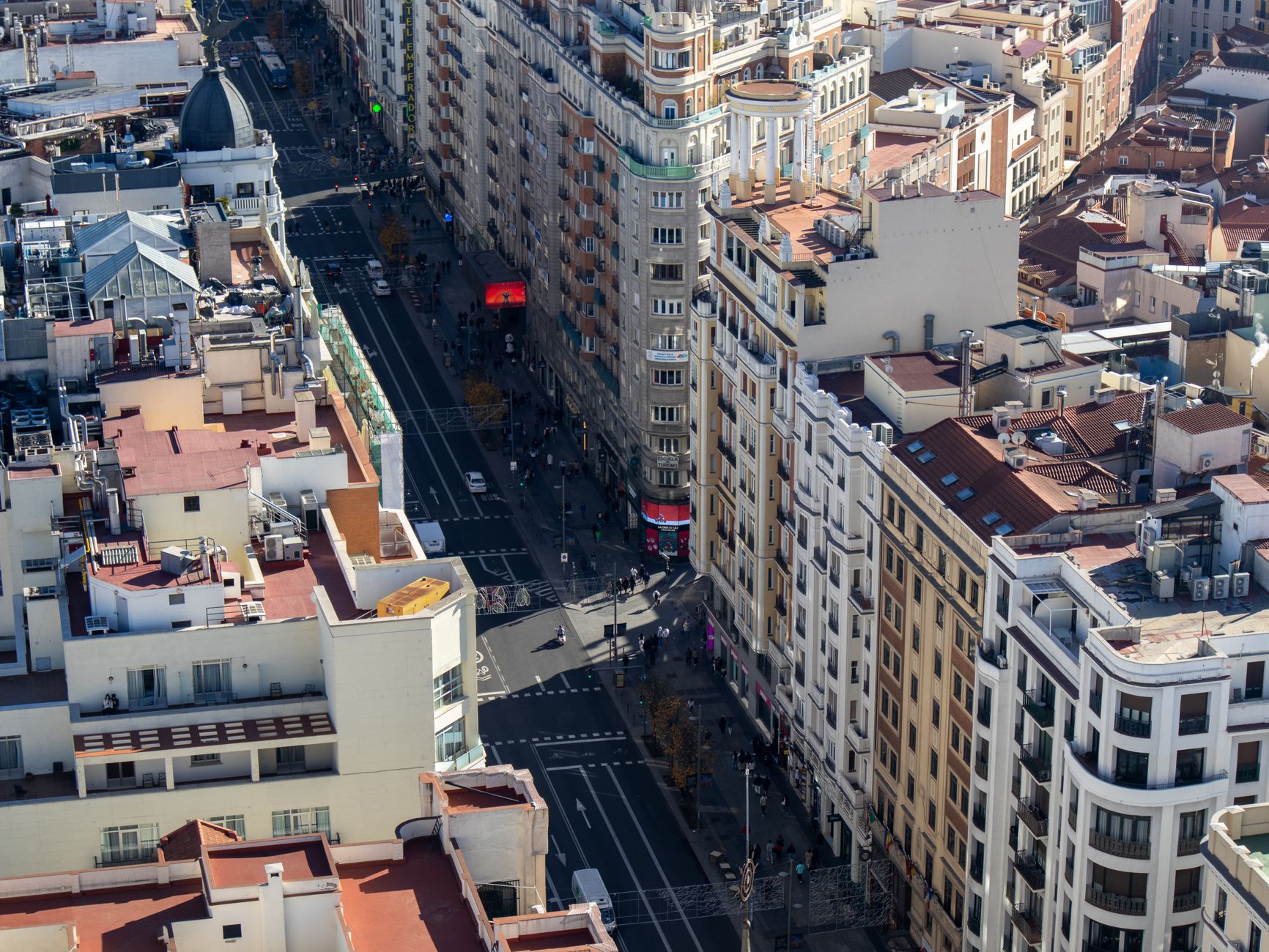Vista de Madrid desde el aire, ciudad con amplia oferta de psicólogos y salud mental