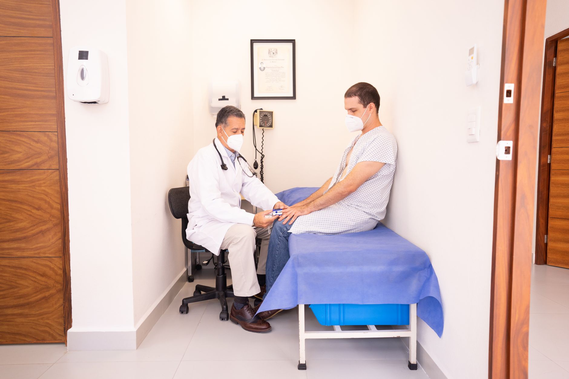 Consulta médica privada en Zaragoza, doctor revisando historial del paciente