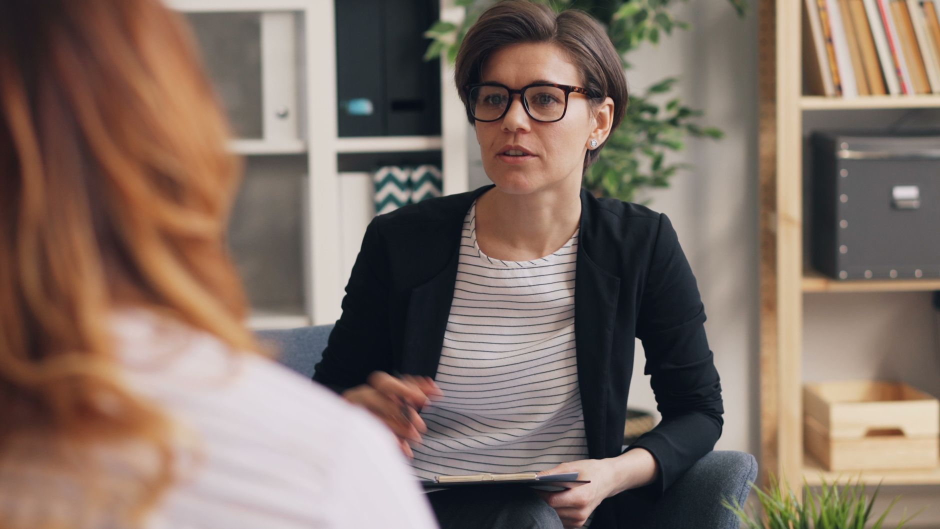 Consulta de psicologia: terapeuta y paciente en sesion individual en Sevilla