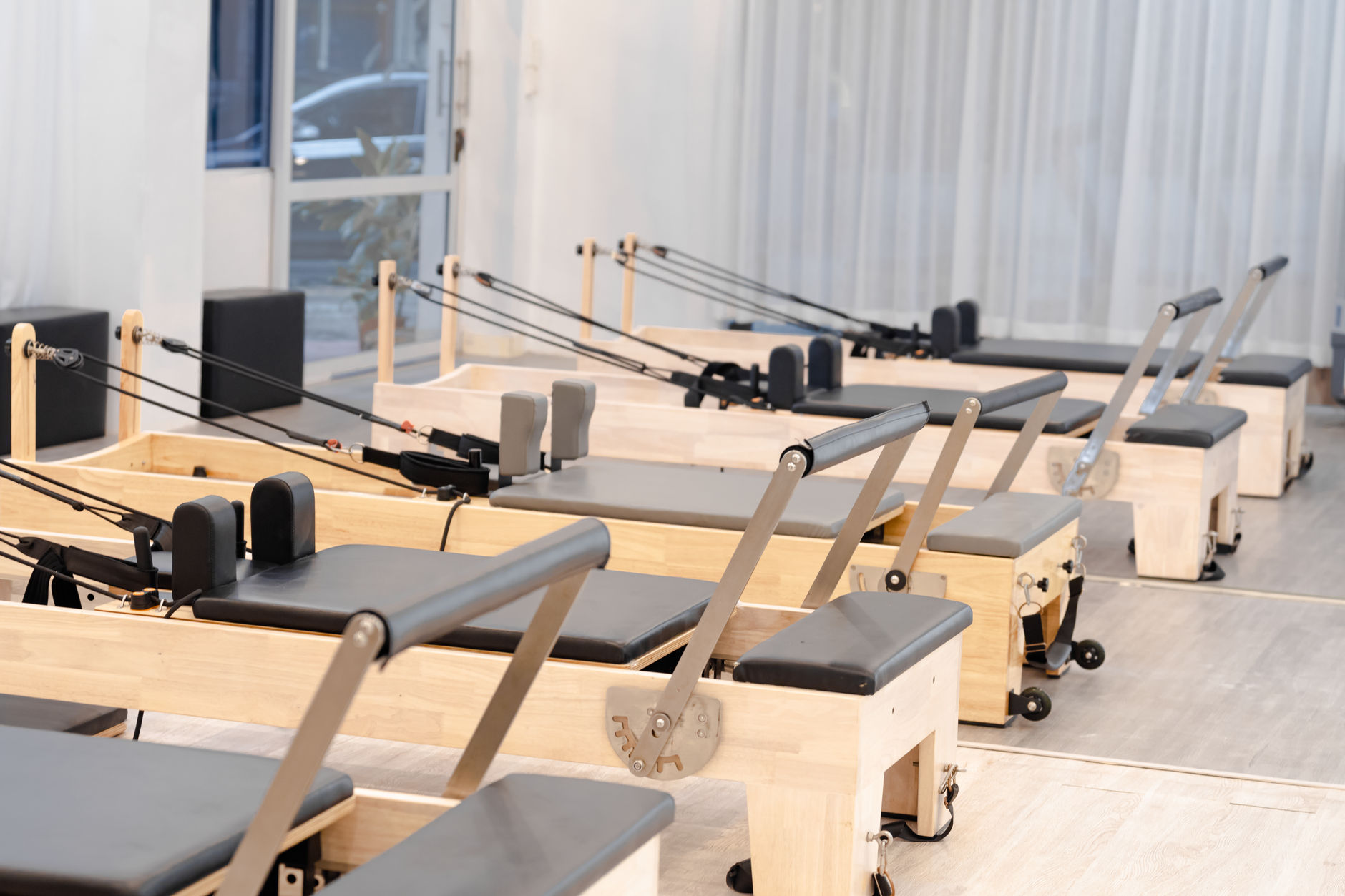 Clase de pilates terapéutico en centro de fisioterapia