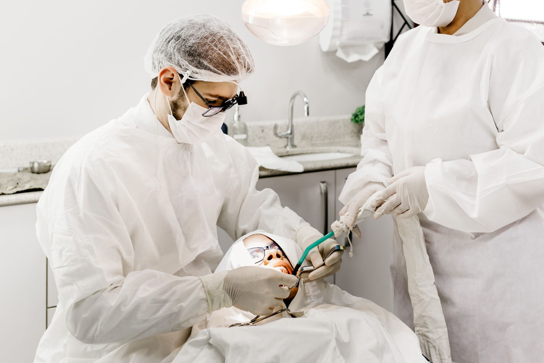 Dentista atendiendo a un paciente