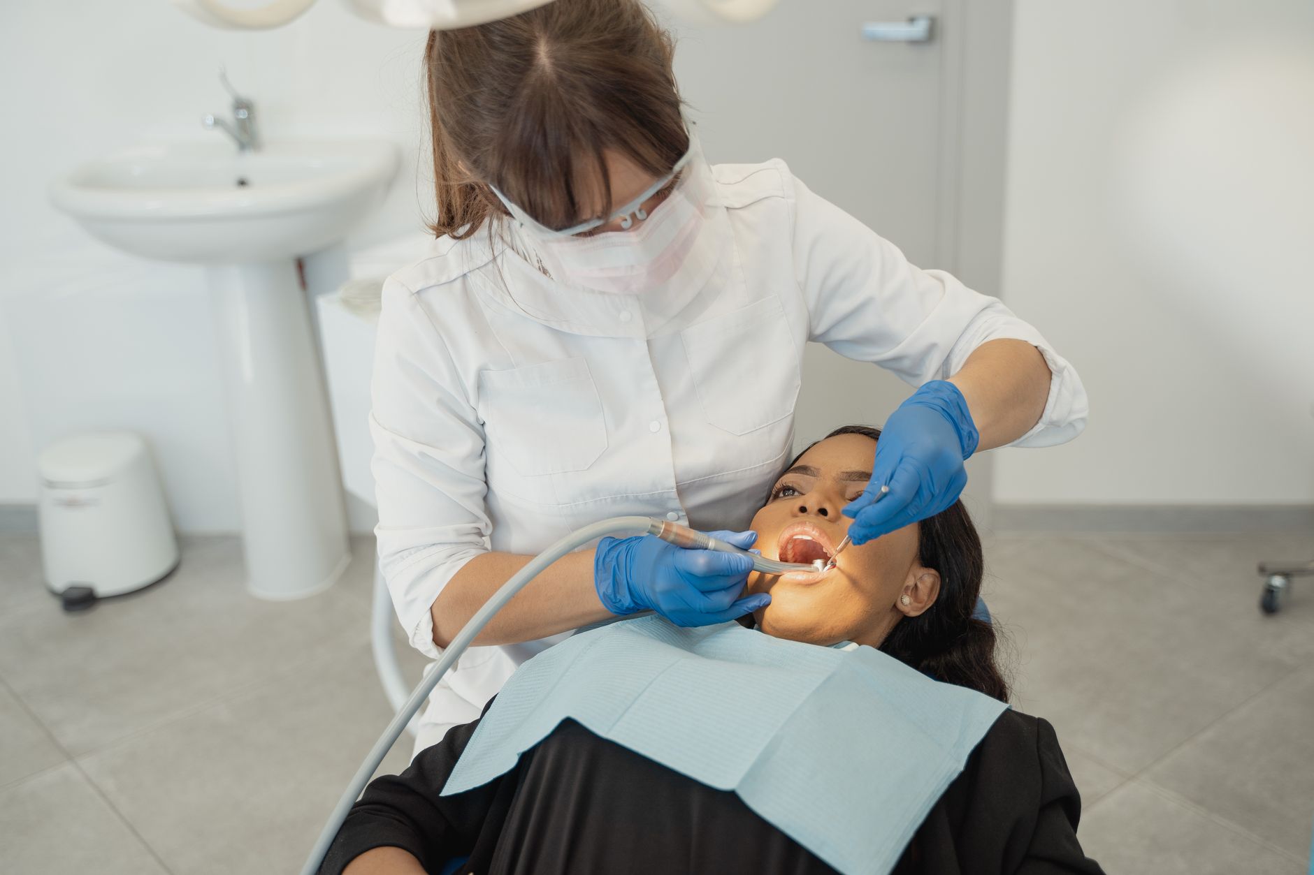 Higiene dental profesional en clinica de Valencia, limpieza dental