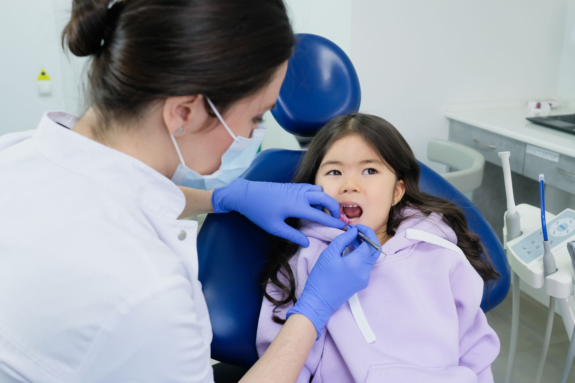 Dentista pediatrico revisando a un nino en Valencia, odontopediatria infantil