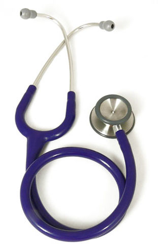 Vista detalle de estetoscopio Littmann Classic en uso clínico