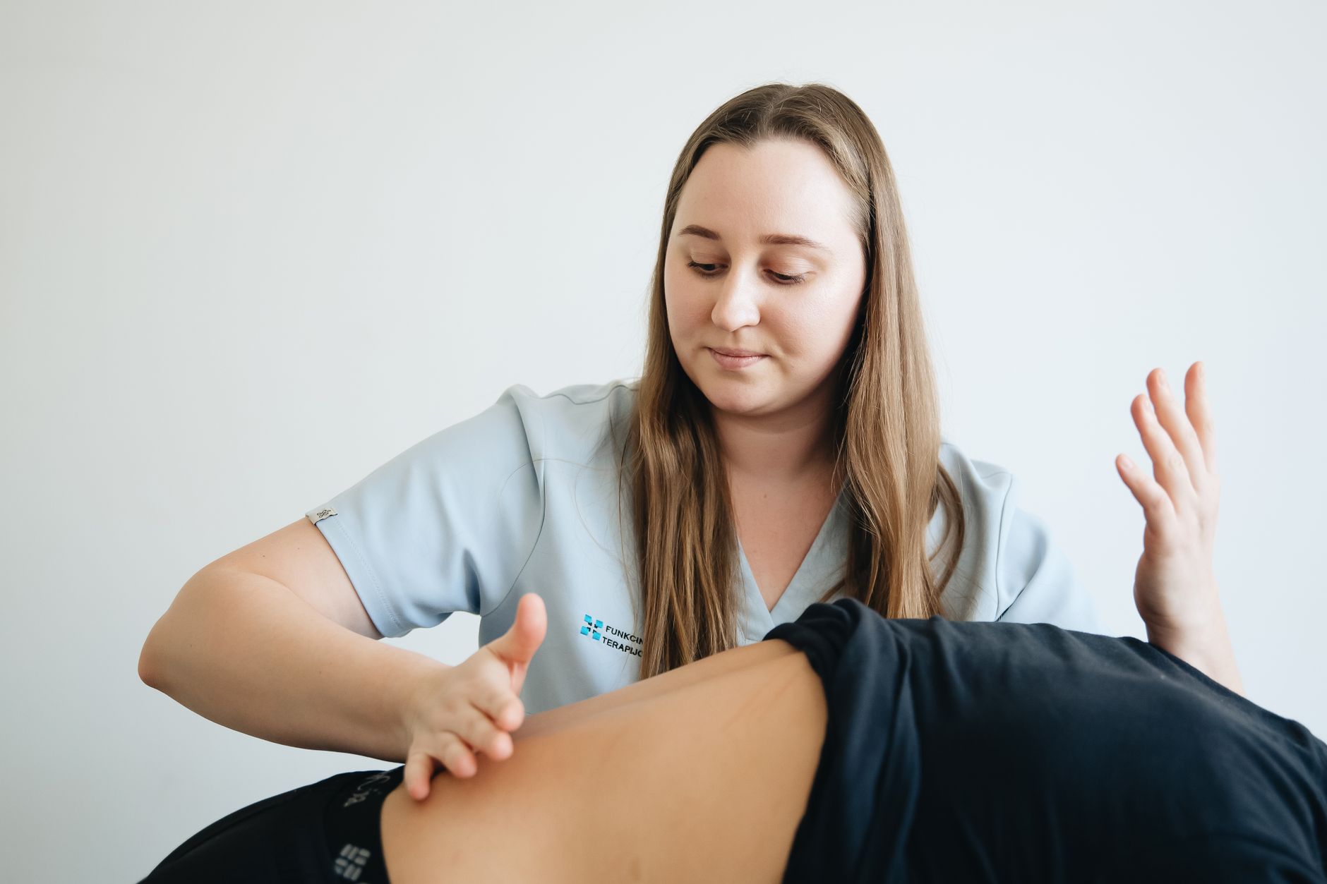 Fisioterapeuta tratando a paciente en Córdoba