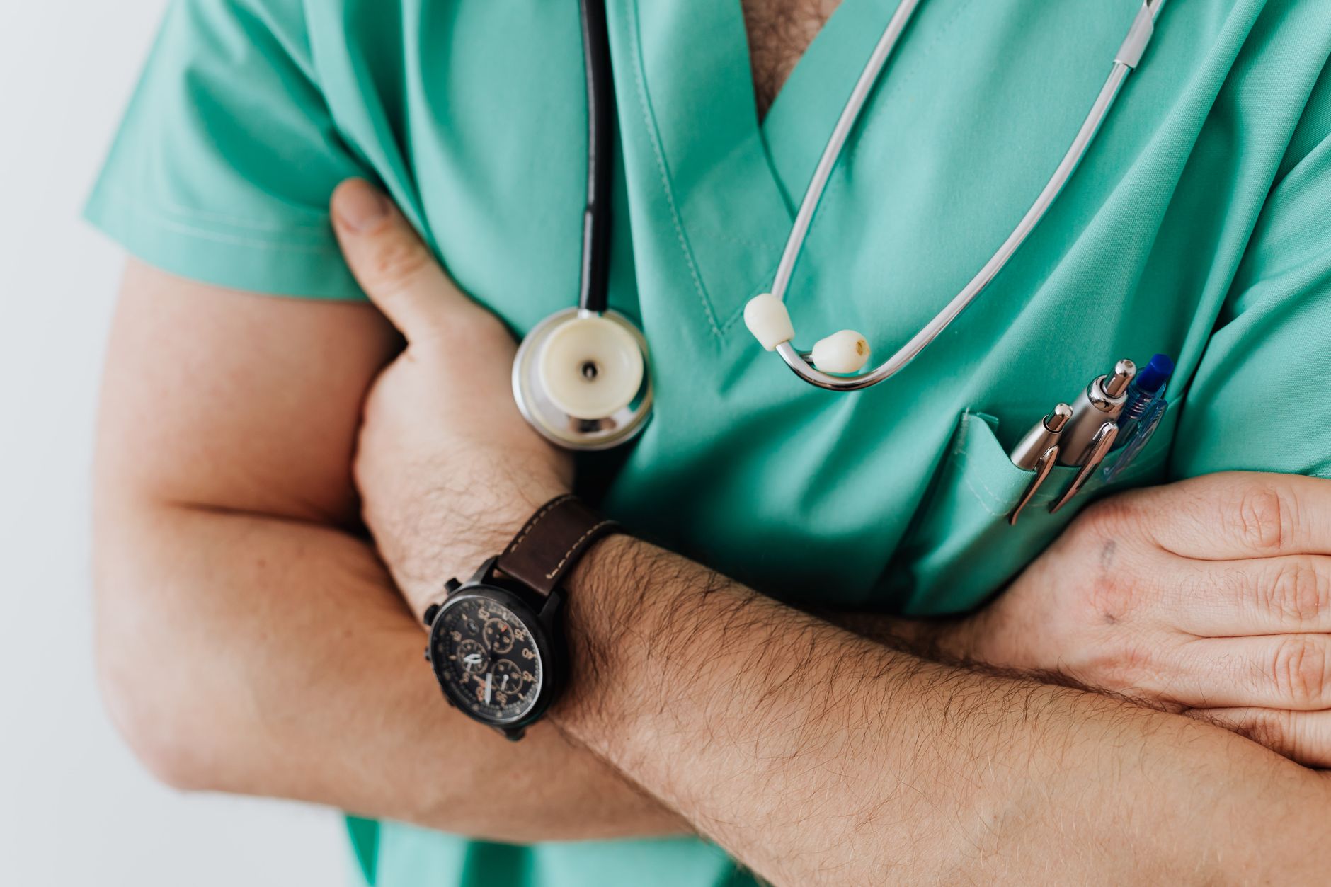 Profesional sanitario usando estetoscopio Littmann Classic en consulta médica