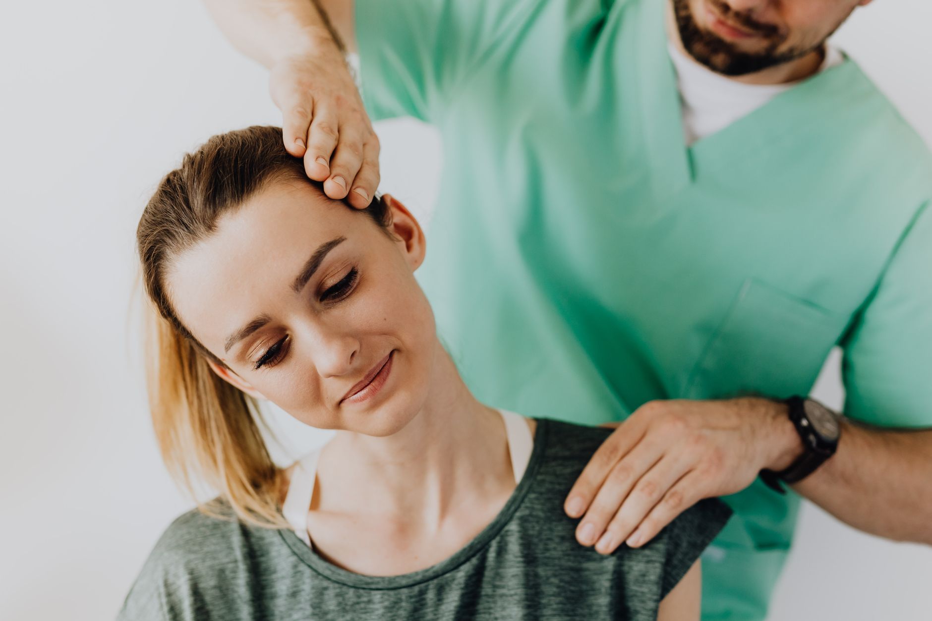 Fisioterapeuta tratando la espalda de un paciente en Móstoles