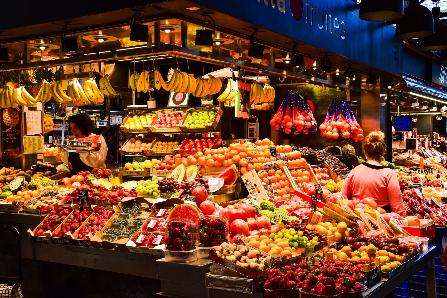 Mercado barcelonés con productos frescos, reflejo de la tradición alimentaria mediterránea