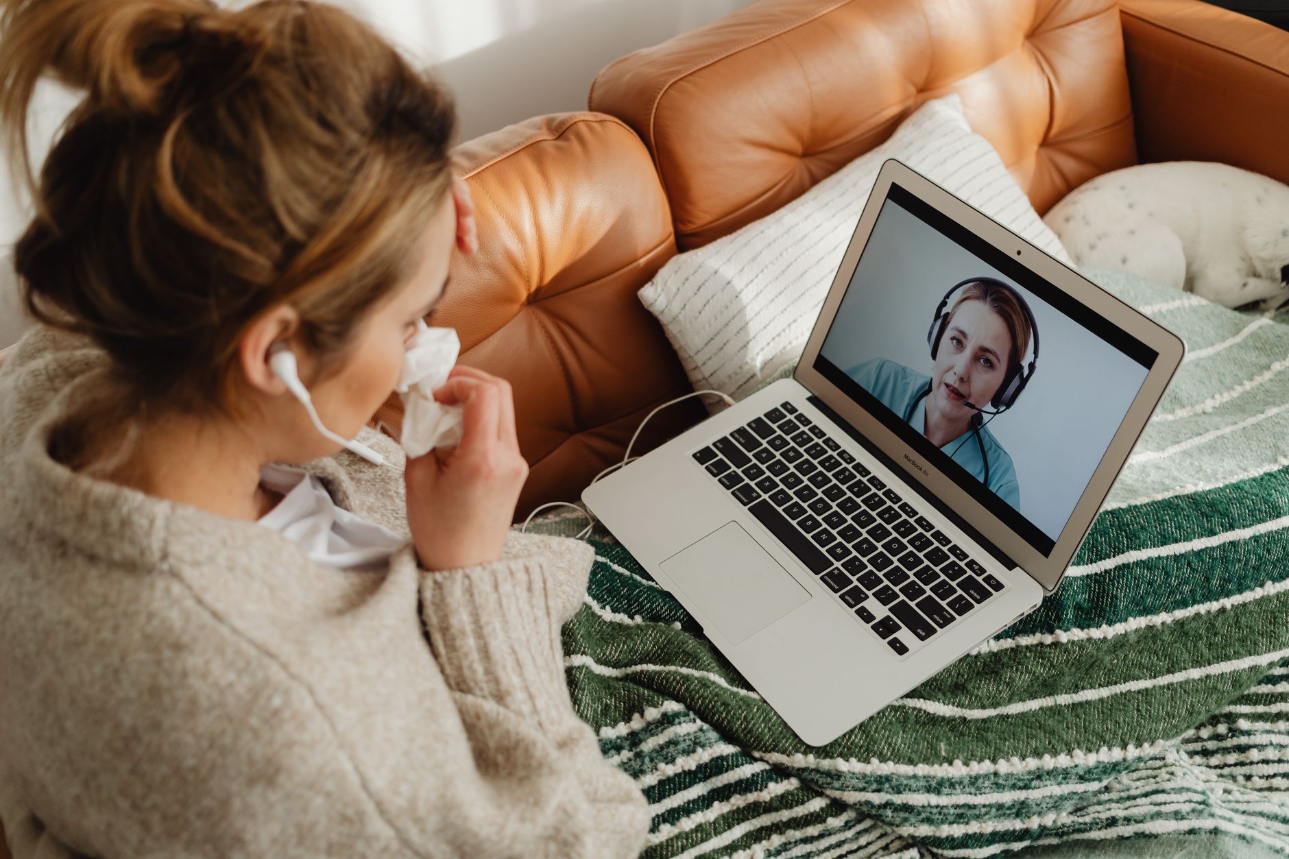 Persona en sesión de terapia online desde casa con espacio privado