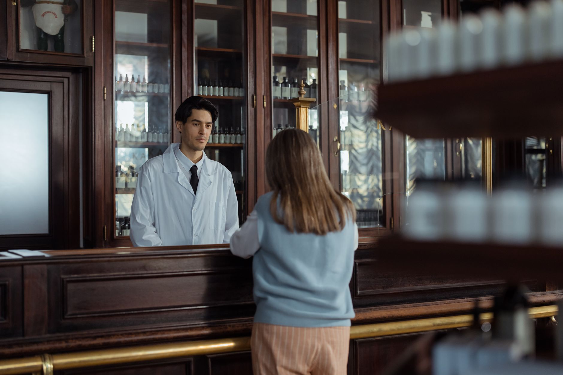 Interior farmacia con estantes de medicamentos en Salamanca