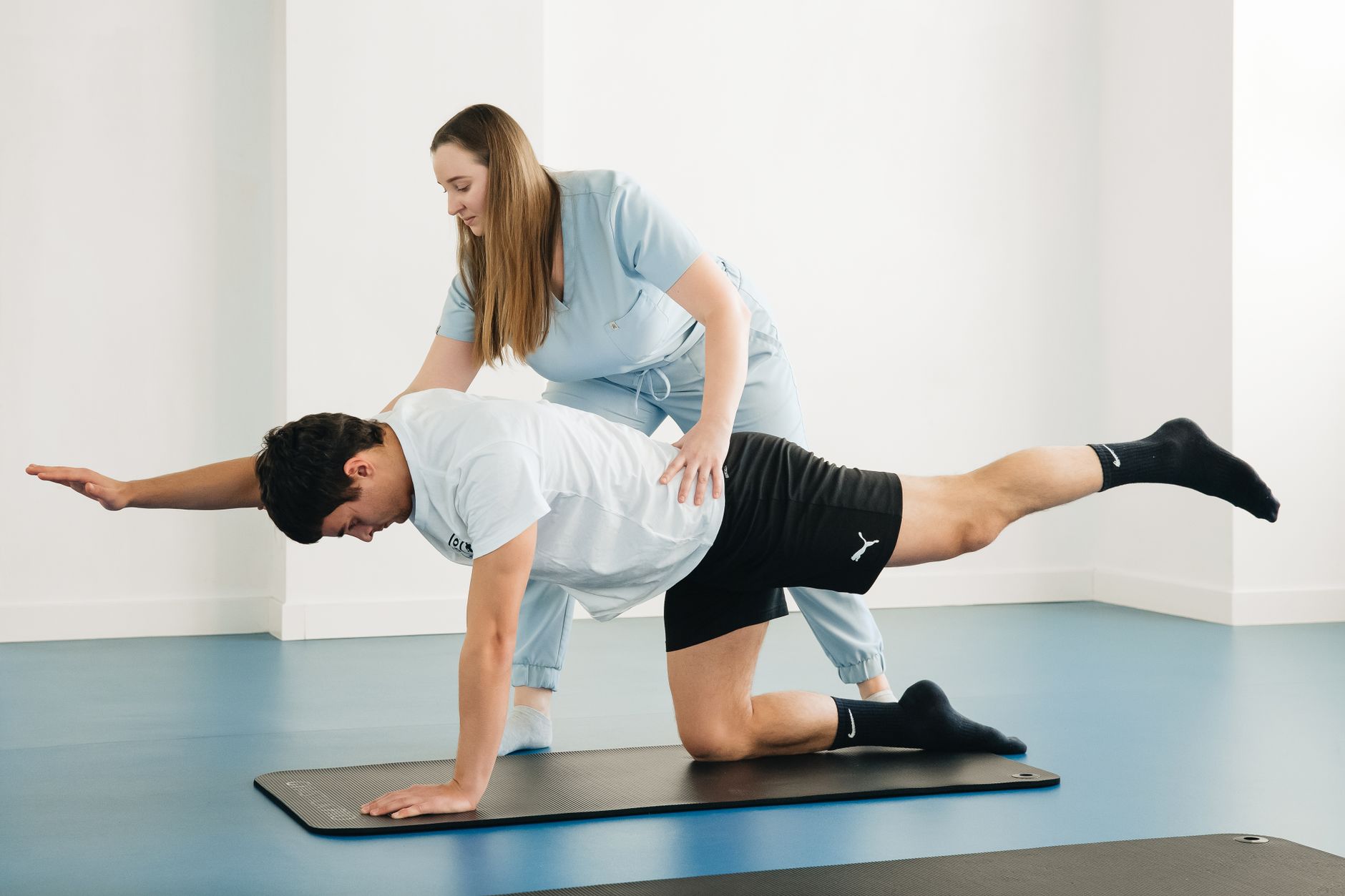 Sesion de ejercicio terapeutico en centro de rehabilitacion